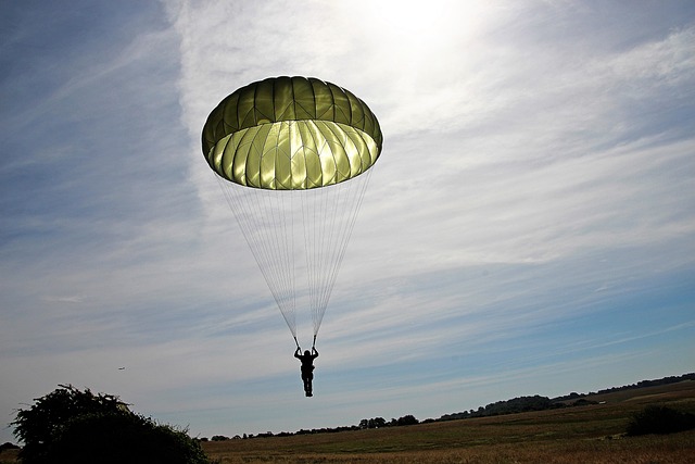 Skok ze spadochronem – co trzeba wiedzieć?