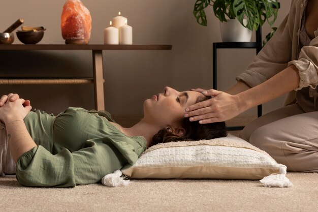 Odkrywanie duchowości poprzez praktykę masażu – korzyści i proces uzdrowienia